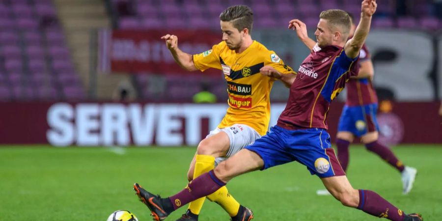 YB-Leihgabe Miguel Castroman vom FC Schaffhausen (links) im Spiel gegen Servette.