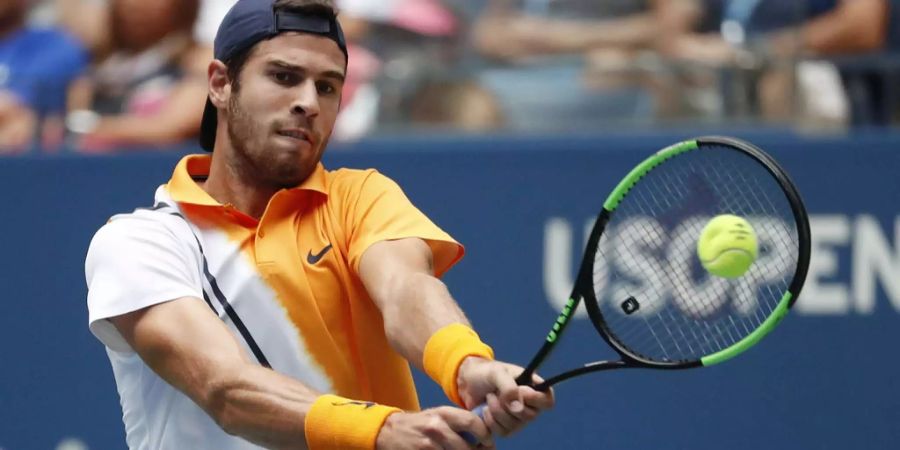 Karen Khachanov schlägt eine Rückhand an den US Open 2018 gegen Rafael Nadal.