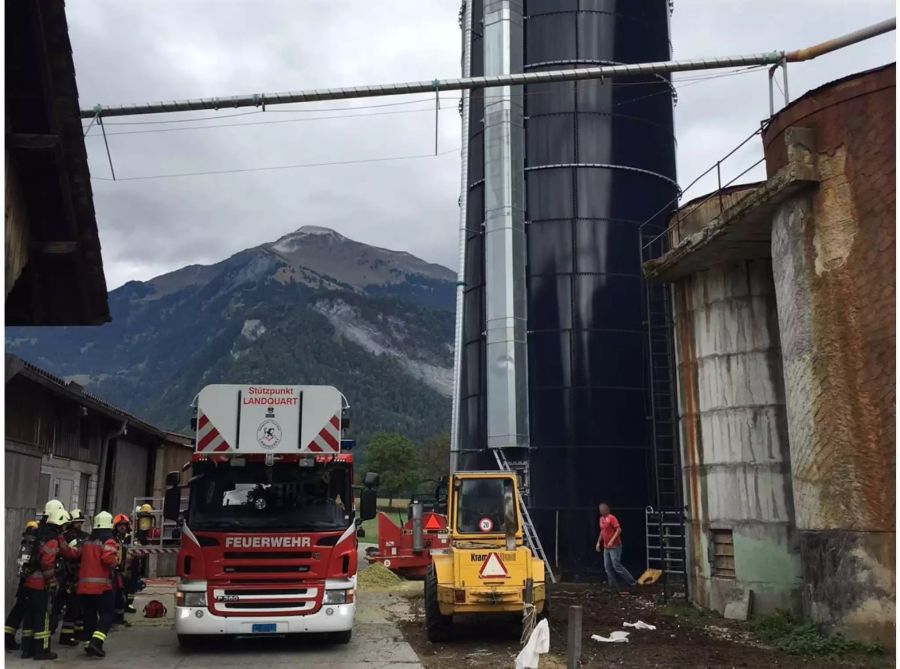 Feuerwehr vor einem Silo auf einem Bauernhof - zvg Kantonspolizei Graubünden