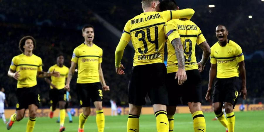 Die Spieler von Borussia Dortmund bejubeln einen Treffer – jetzt freuen sich auch die Aktionäre.