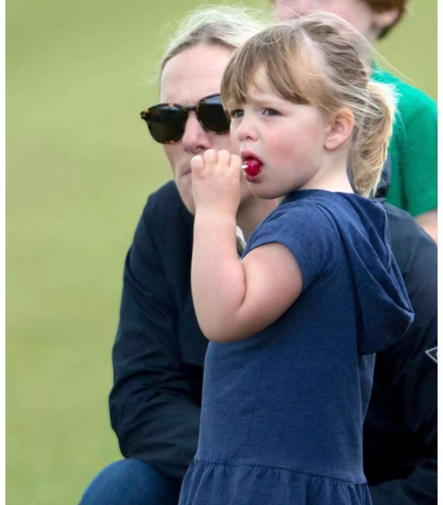 Zara Tindall und ihre Tochter Mia im Juni 2017 beim Gloucestershire Polo-Festival in Tetbury (GB).