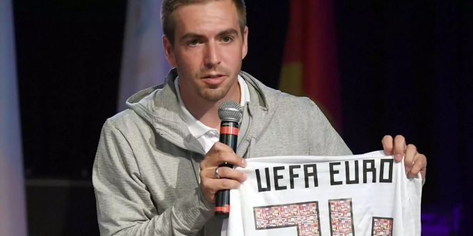 Philipp Lahm hält ein Trikot zur Bewerbung der Europameisterschaft Deutschland im Jahr 2024 hoch. Philipp Lahm hält ein Trikot zur Bewerbung der Europameisterschaft Deutschland im Jahr 2024 hoch.
