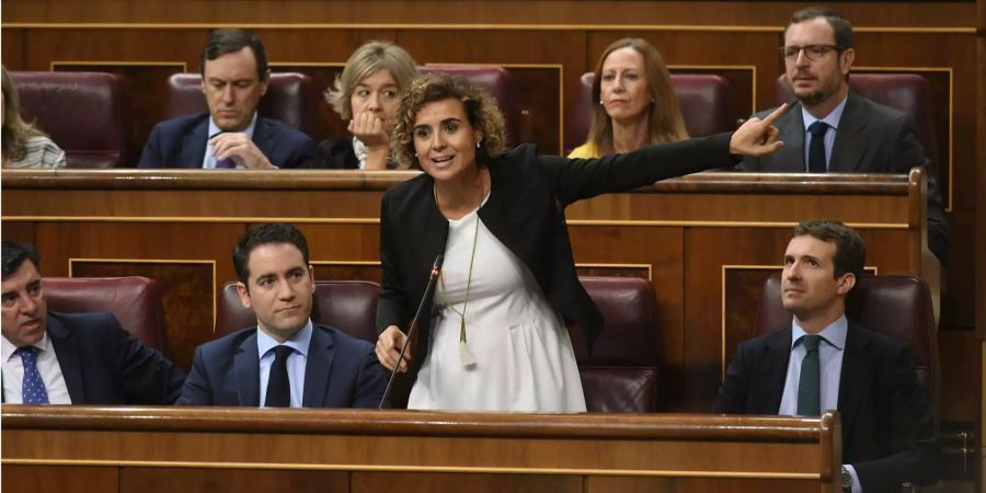 Die Sprecherin der spanischen Volkspartei, Dolors Montserrat, hält im Unterhaus des Parlaments eine Rede.