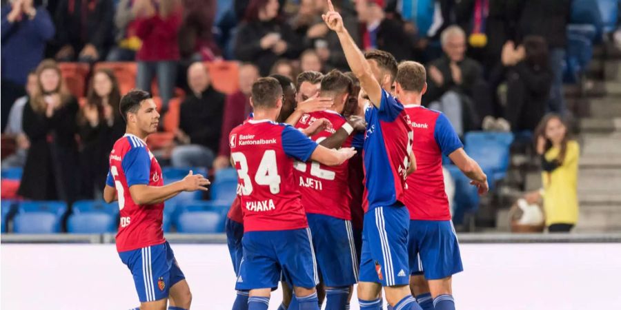 Die Spieler des FC Basel feiern das Tor von Kevin Bua.