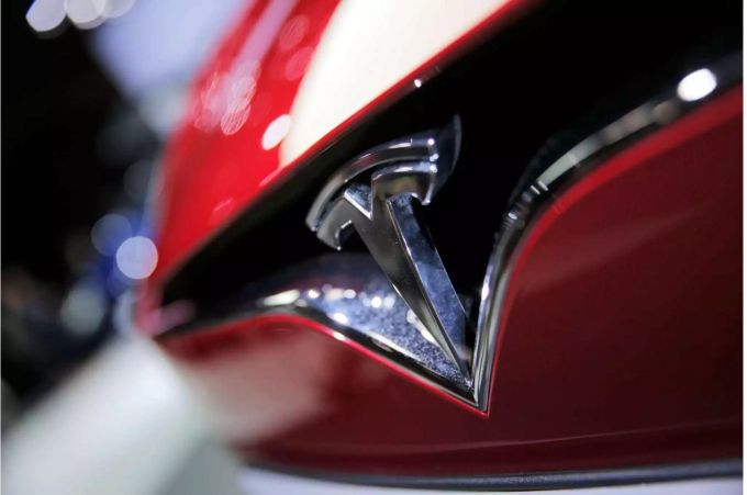 Das Logo von Tesla auf einem Fahrzeug. Tesla anleihe