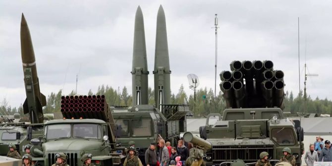 Die russische Armee stellt während einer Ausstellung bodengestütze Raketen aus.