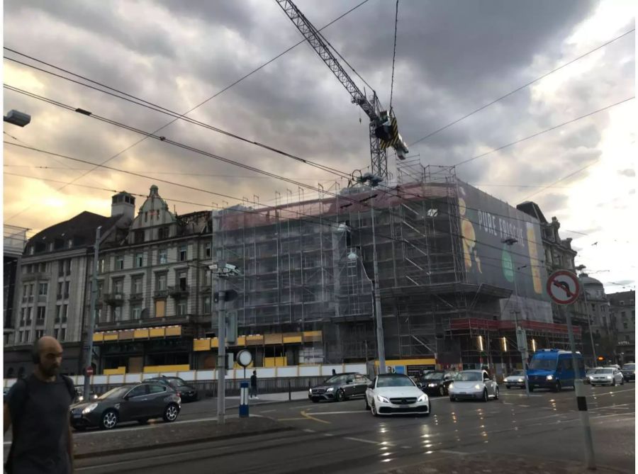 Das vom Brand zerstörte Gebäude am Zürcher Bahnhofsplatz wird wegen den drohenden Windböen gesichert.