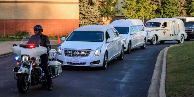 Aretha Franklins Sarg wird mit einem Cadillac zur Feier gefahren. Aretha Franklins Sarg wird mit einem Cadillac zur Feier gefahren.