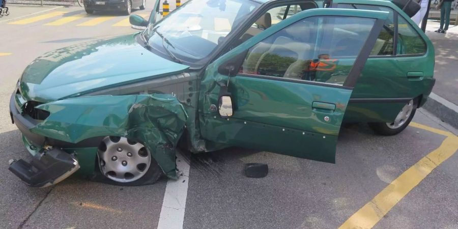 Verunfalltes grünes Auto mit grossem Schaden an der Seite vorne - zvg Polize Basel-Landschaft