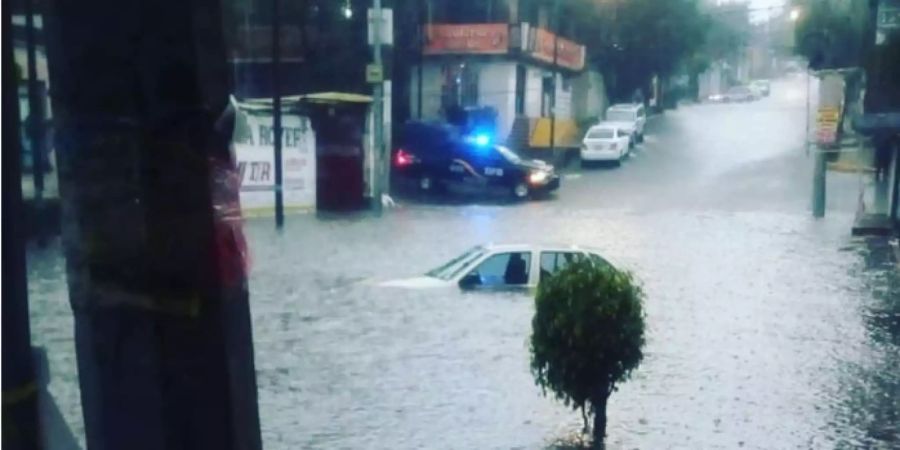 Autos stehen in Mexiko-Stadt wegen heftigen Regenfällen unter Wasser.