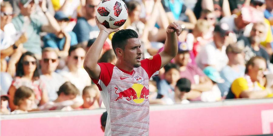 Zlatko Junuzovic von RB Salzburg macht im Spiel gegen Linz einen Einwurf.