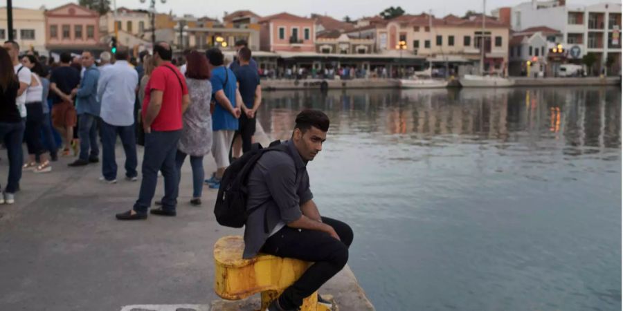 Ein Flüchtling am Hafen von Mytilini auf Lesbos.