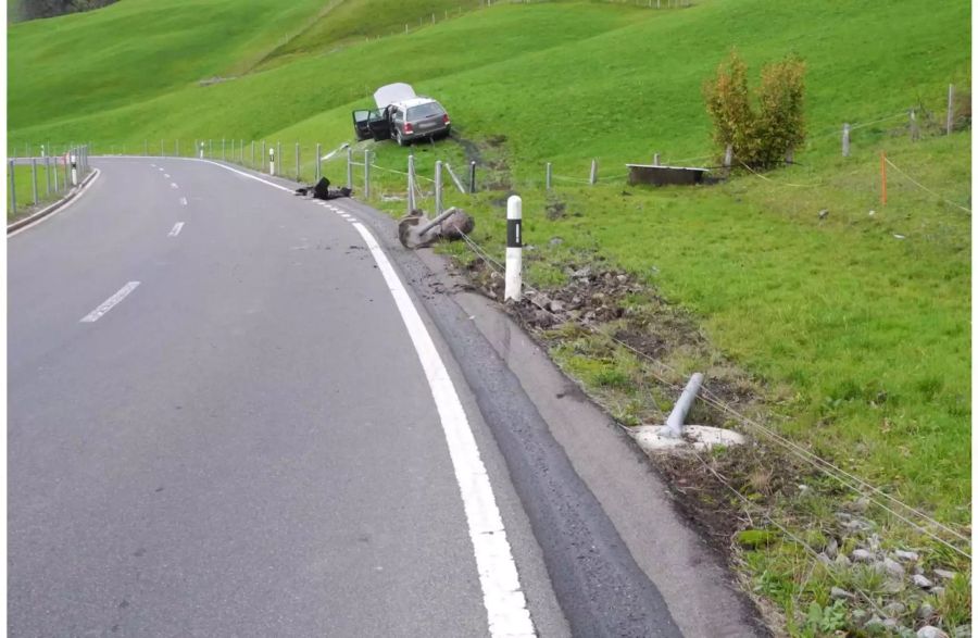 Verunfalltes silbernes Auto neben der Strasse - zvg Kantonspolizei Schwyz
