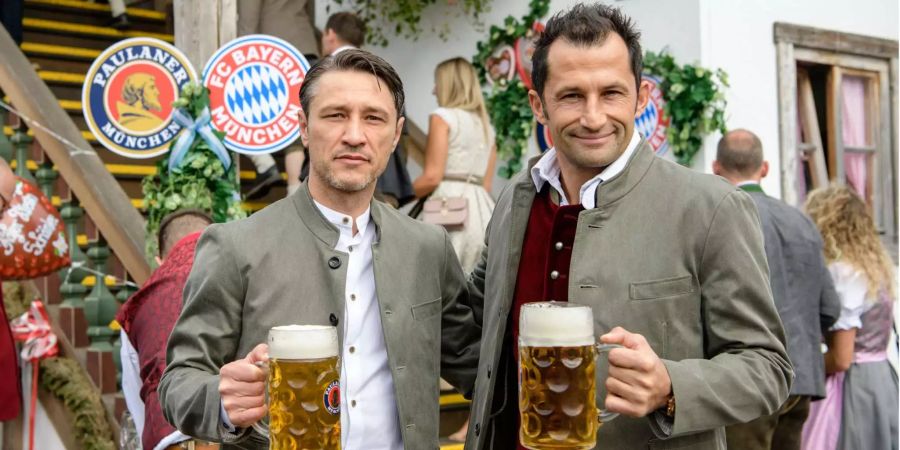 Niko Kovac, Trainer vom FC Bayern München (l), und Sportdirektor Hasan Salihamidzic kommen in das Käferzelt auf dem Oktoberfest auf der Theresienwiese.