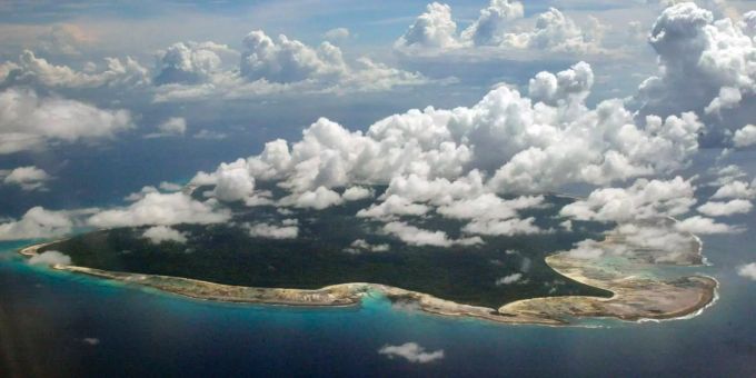 Wolken hängen über der Nord-Sentinel-Insel.