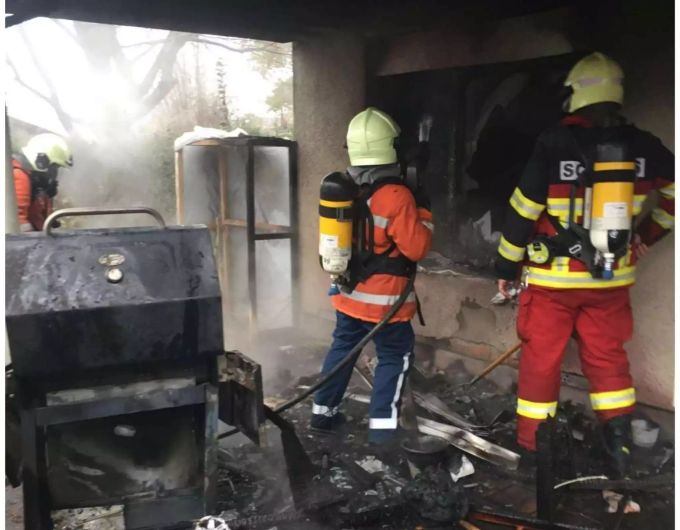 Die Feuerwehr konnte den Brand rasch löschen. Die Feuerwehr konnte den Brand rasch löschen.