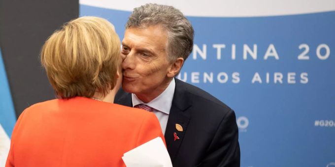 Mauricio Macri findet, dass in der Erklärung viele wichtige Themen umfasst werden. Bundeskanzlerin Angela Merkel (CDU) und Mauricio Macri, Präsident von Argentinien, begrüssen sich