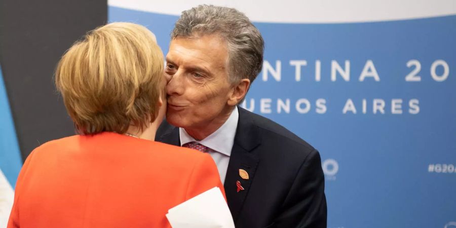 Bundeskanzlerin Angela Merkel (CDU) und Mauricio Macri, Präsident von Argentinien, begrüssen sich