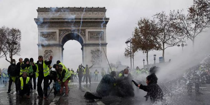 Tränengas und Wasserwerfer bei den Gelbwesten-Proteste in Paris.