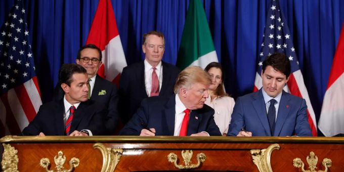 Schon zu Beginn des G20-Gipfels wurden die Teilnehmer durchgeschüttelt. Die Präsidenten bon Mexico, den USA und Kanada – Enrique Pena Neto (l.), Donald Trump (m.) und Justin Trudeau (r.) nehmen an der USMCA-Unterzeichnungszeremonie teil.