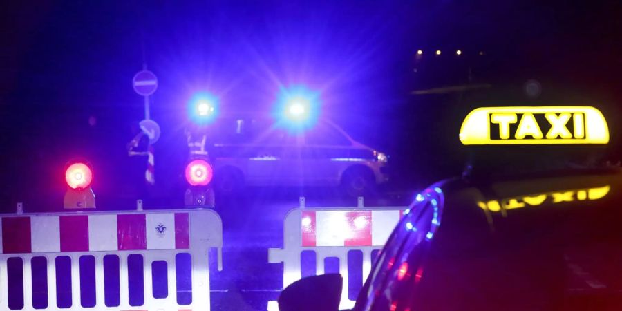 Die Polizei sperrt eine Strasse zu einem Kölner (D) Stadtteil ab, der wegen der Entschärfung einer Weltkriegsbombe evakuiert werden musste.