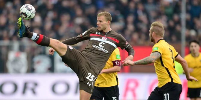 Hamburgs Henk Veerman (l) und Dresdens Brian Hamalainen kämpfen um den Ball.