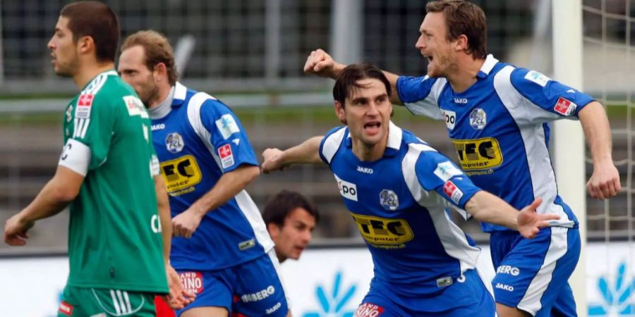 Gerardo Seoane als Spieler bei Luzern (zweiter von rechts) mit den damaligen Mitspielern Roland Schwegler (rechts) und Mauro Lustrinelli (links). Im Vordergrund: St. Gallen-Captain Davide Callà.