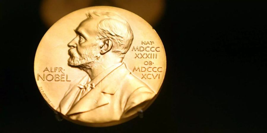 Eine Nobelpreis Medaille mit dem Konterfei von Alfred Nobel ist am im Nobel Museum zu sehen.