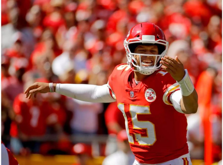 Kansas-QB Patrick Mahomes, der gegen die 49ers drei Touchdown-Pässe warf, stellte gleichzeitig einen neuen NFL-Rekord auf. In nur drei Partien hat der 23-Jährige bereits 13 Touchdown-Pässe geworfen und damit Peyton Mannings Rekord von zwölf Touchdown-Pässen in den ersten drei Saisonspielen übertroffen.