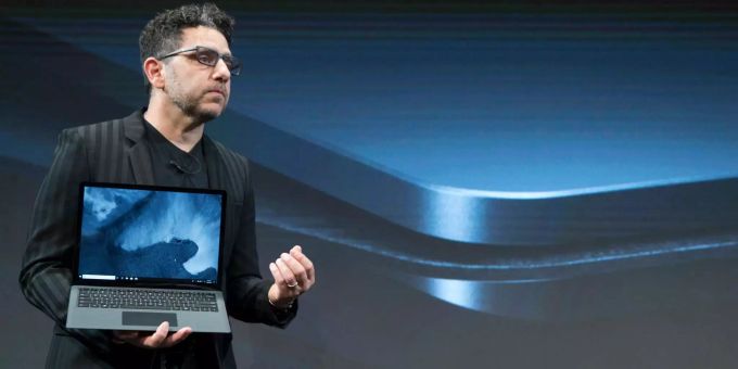 Microsoft Produktleiter Panos Panay stellt 2018 den Surface Laptop 2 vor (Archivbild). Microsoft Surface Geräte