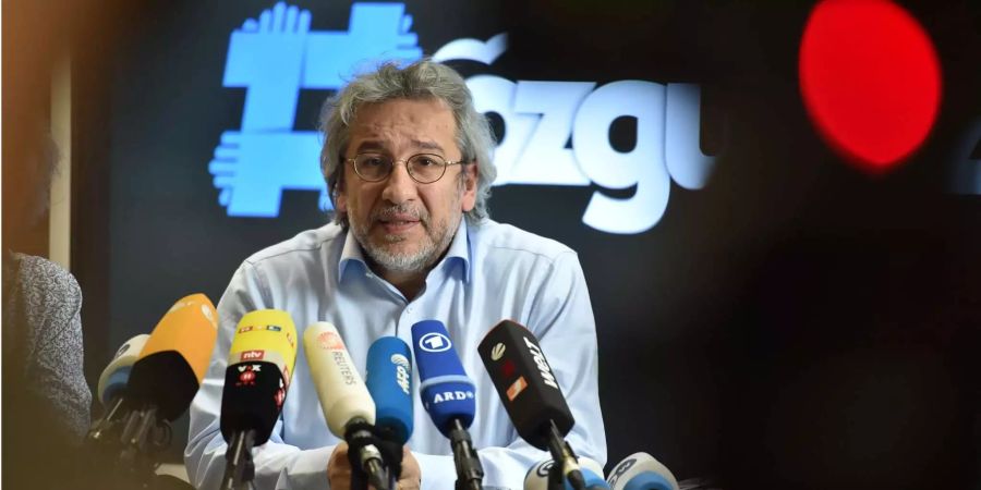 Der in der Türkei wegen Spionage und Verrats gesuchte Journalist Can Dündar spricht während einer Pressekonferenz.