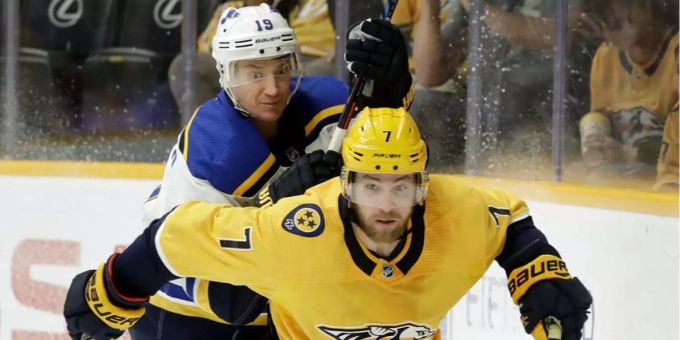 Yannick Weber ist bisher in jedem Spiel eingesetzt worden. Yannick Weber schirmt gegen einen Gegenspieler den Puck ab.