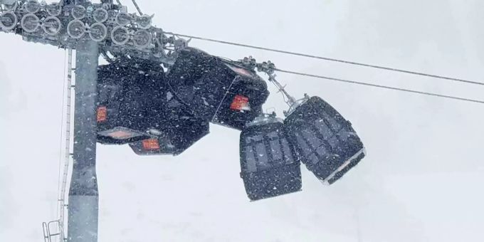 Keine Verletzte - Gondeln im Tirol krachen wegen Wind ineinander