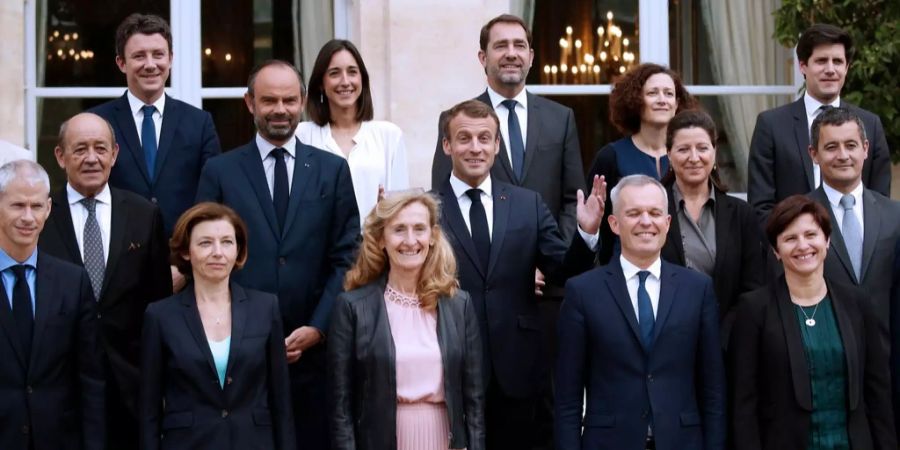 Emmanuel Macron posiert mit den Regierungsmitgliedern für ein Foto.