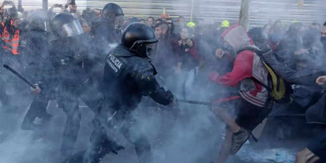 Polizisten und CDR-Aktivisten in Katalonien.