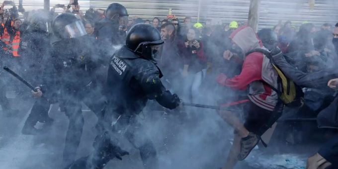 Bricht erneut Chaos in Katalonien aus? Polizisten und CDR-Aktivisten in Katalonien.