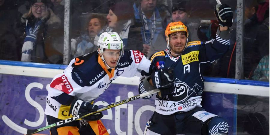 Tobias Fohrler (l.) gegen Matt D'Agostini vom HC Ambri-Piotta.