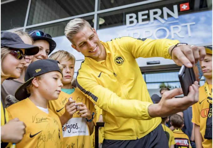 David von Ballmoos bei der Ankunft am Flughafen Bern nach dem Champions League-Playoff-Rückspiel zwischen Dinamo Zagreb und BSC Young Boys - Keystone David von Ballmoos bei der Ankunft am Flughafen Bern nach dem Champions League-Playoff-Rückspiel zwischen Dinamo Zagreb und BSC Young Boys - Keystone