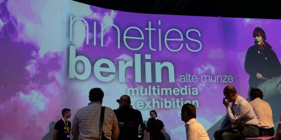 Pressevertreter sitzen in der Berliner «Alte Münze» vor einer 270 Grad Leinwand. Dort können Besucher sich mit Bildern und Filmdokumenten über das Leben im ehemals geteilten Berlin informieren. Die Mediashow ist Bestandteil der Multimedia-Ausstellung «Nineties Berlin».