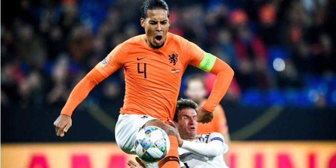 Der Holländer Virgil van Dijk im Zweikampf mit Thomas Müller. Der Holländer Virgil van Dijk im Zweikampf mit Thomas Müller.