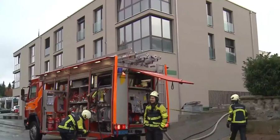 Mehrere Feuerwehrmänner sind wegen des Brandes im Einsatz.