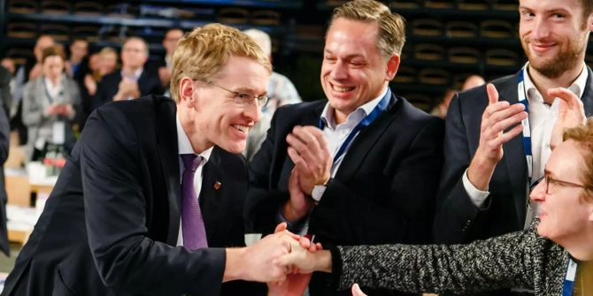 Daniel Günther (CDU,l), Ministerpräsident von Schleswig-Holstein, nimmt die Glückwünsche nach seiner Wiederwahl entgegen.