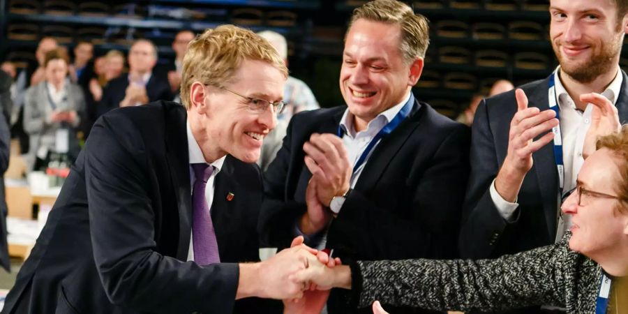 Daniel Günther (CDU,l), Ministerpräsident von Schleswig-Holstein, nimmt die Glückwünsche nach seiner Wiederwahl entgegen.