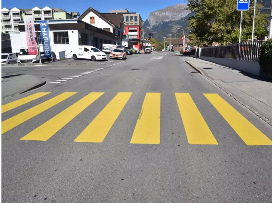 Der Motorradfahrer zog sich beim Sturz leichte Verletzungen zu - Kapo Graubünden