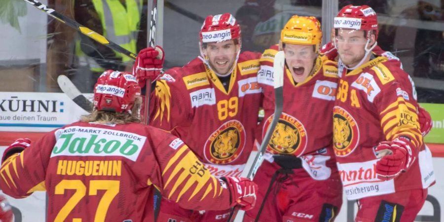 Anthony Huguenin, Chris DiDomenico, Harry Pesonen und Anton Gustafsson jubeln über einen Treffer der SCL Tigers gegen den SC Bern.