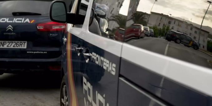 Spanische Polizeifahrzeuge stehen auf einem Parkplatz. Spanische Polizeifahrzeuge stehen auf einem Parkplatz.