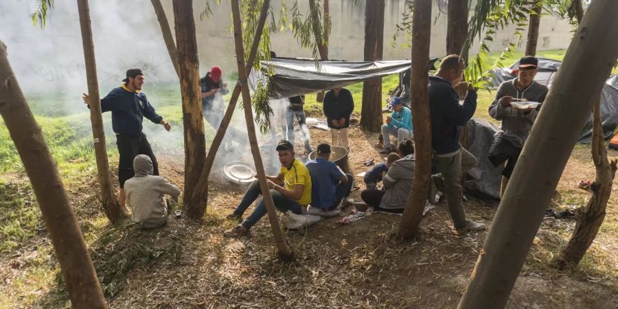 Flüchtlinge aus Venezuela campen in einem Park in der Nähe des Hauptbusbahnhofs.