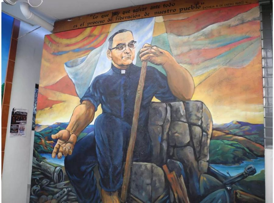 Ein Wandgemälde zeigt den ermordeten Bischof Óscar Romero, den ehemaligen Erzbischof San Salvadors.