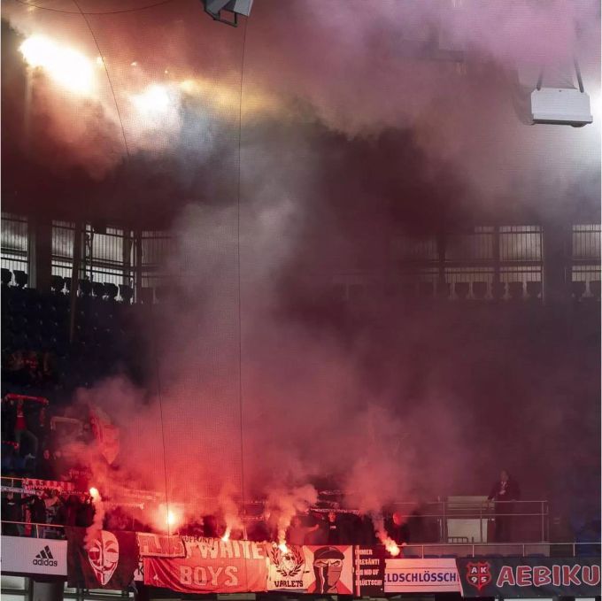 Fans halten Pyros in die Luft - Keystone Fans halten Pyros in die Luft - Keystone
