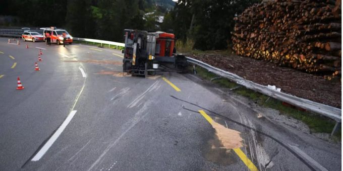 Das Unfallfahrzeug liegt in Malix GR nach dem Vorfall umgekippt auf der Strasse. Das Unfallfahrzeug liegt in Malix GR nach dem Vorfall umgekippt auf der Strasse.